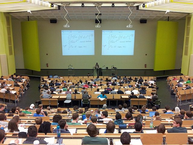 aula universitaria piena durante una lezione