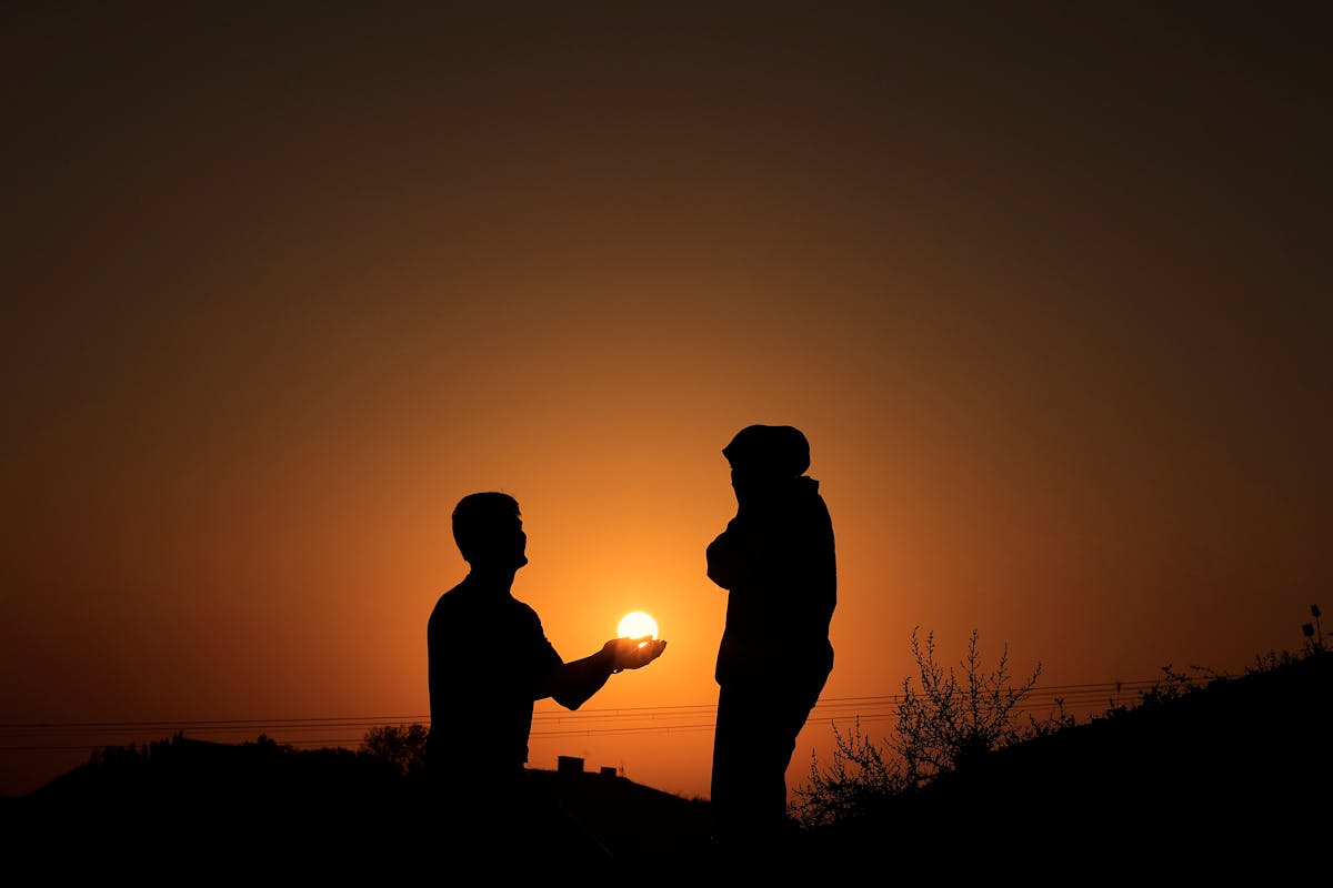 Metafora in psicoterapia: un uomo porge il sole alla sua amata