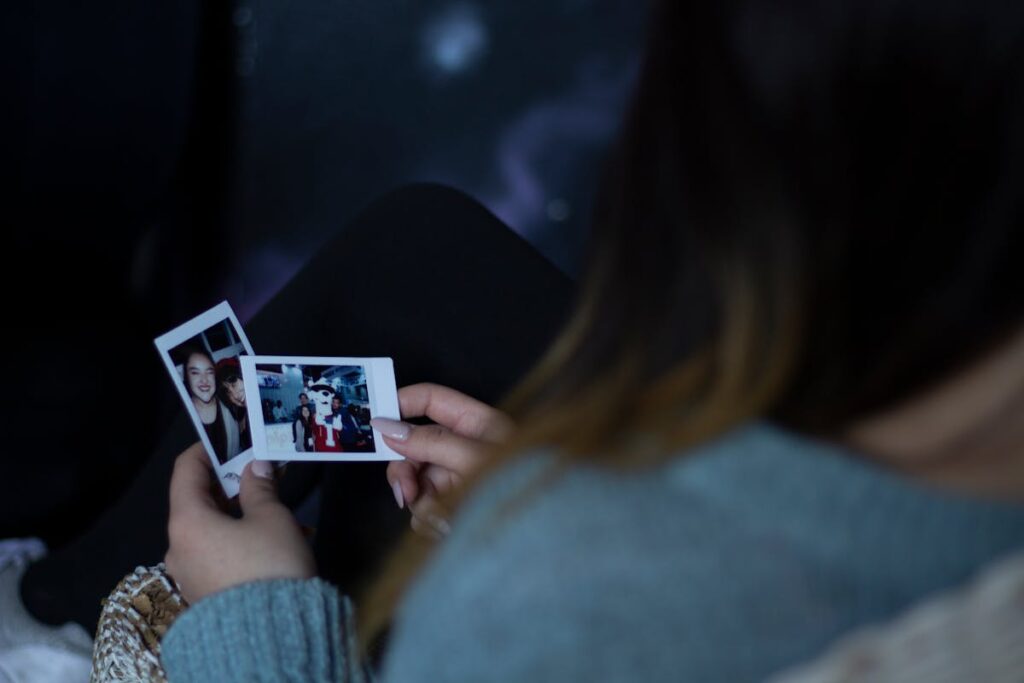 Nostalgia anticipatoria: una ragazza riguarda alcune foto