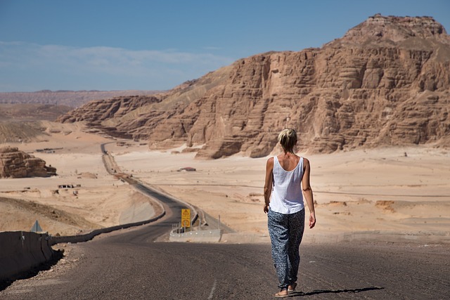 donna che cammina nel deserto