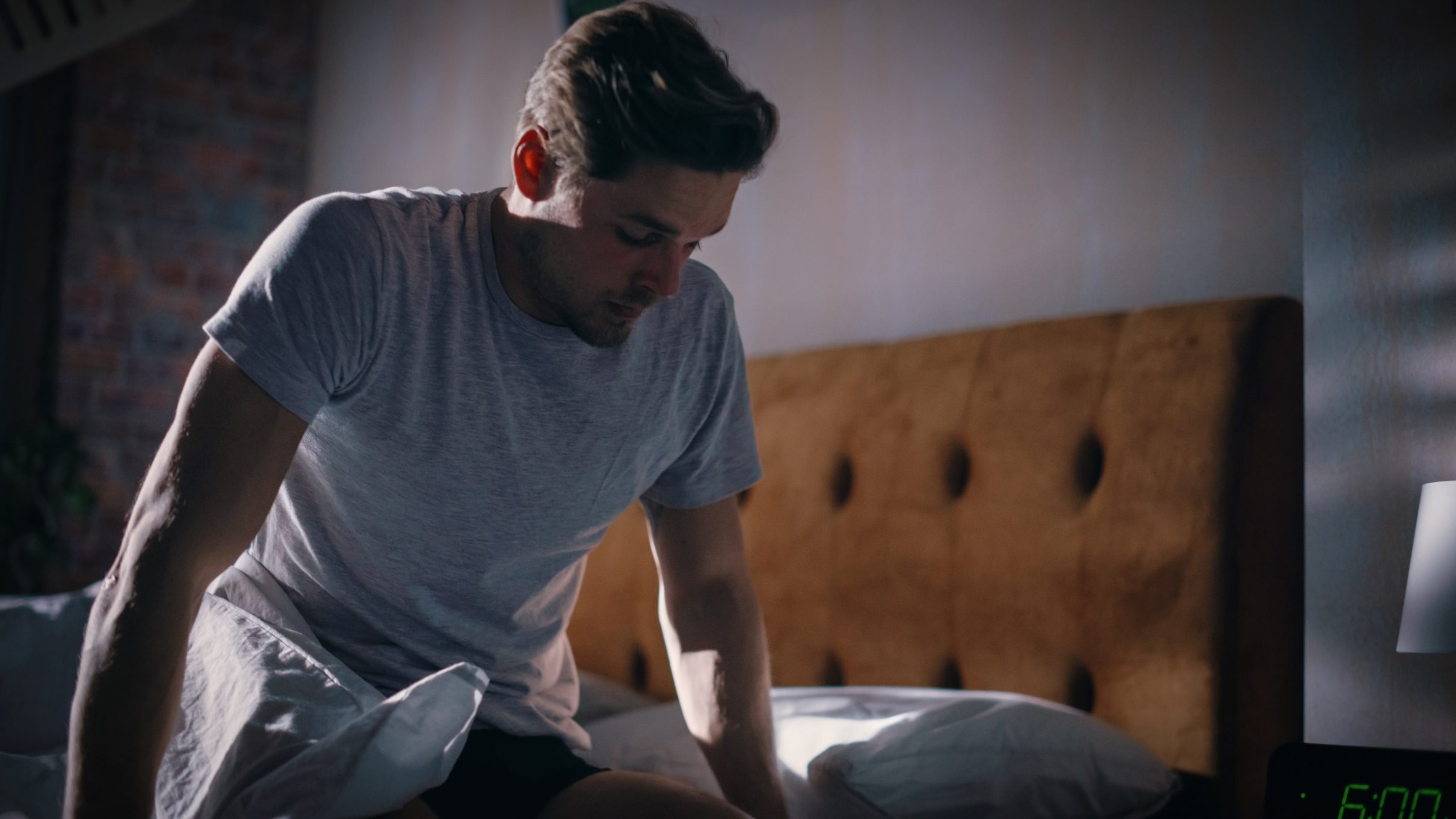 dormire di giorno e stare svegli di notte: gli effetti negativi
